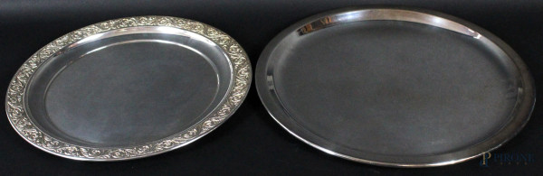 Lotto di due vassoi di linea tonda in metallo argentato, diametro max 33,5 cm