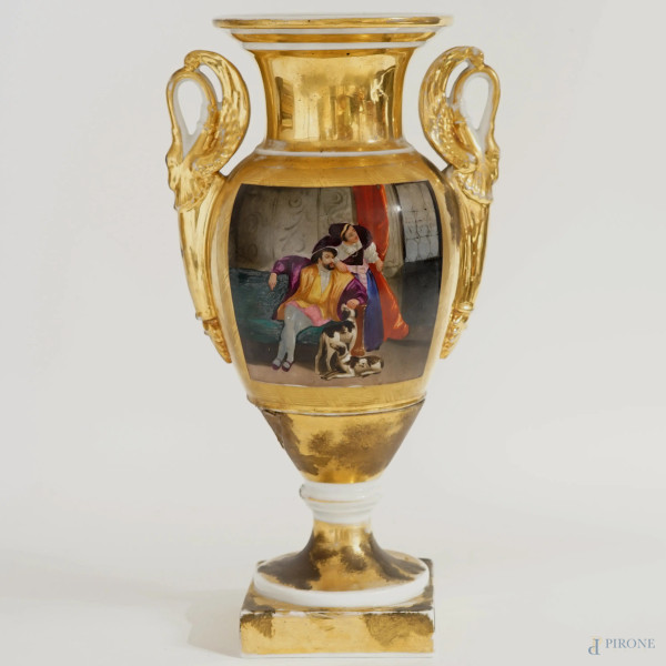 Vaso in porcellana policroma, Francia, XIX secolo, corpo dorato con riserva policroma raffigurante interno con coppia e levrieri, anse a foggia di cigno, base quadrata, cm h 32, (difetti, restauro).