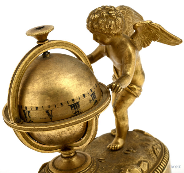 Orologio a foggia di putto e mappamondo in bronzo dorato, cm 14,5x14x8,5, XIX secolo, (da revisio...