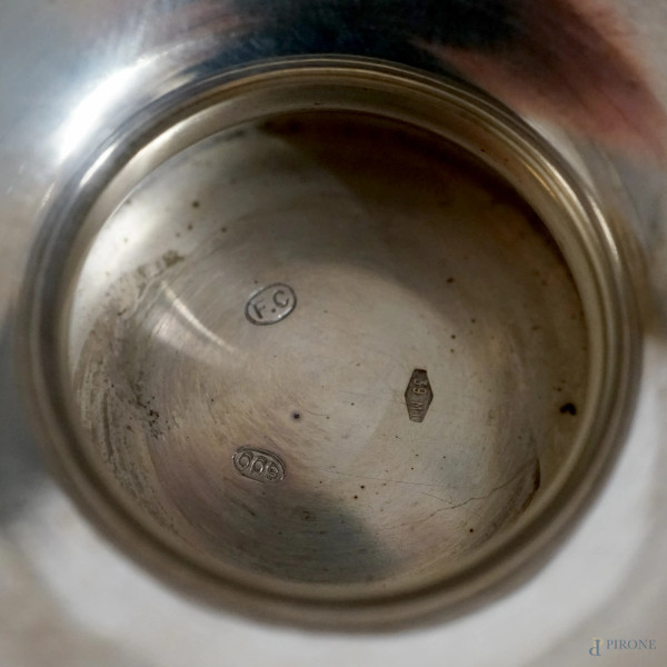 Zuppiera in argento e argento vermeille con rifiniture sbalzate e cesellate, corpo e coperchio de...