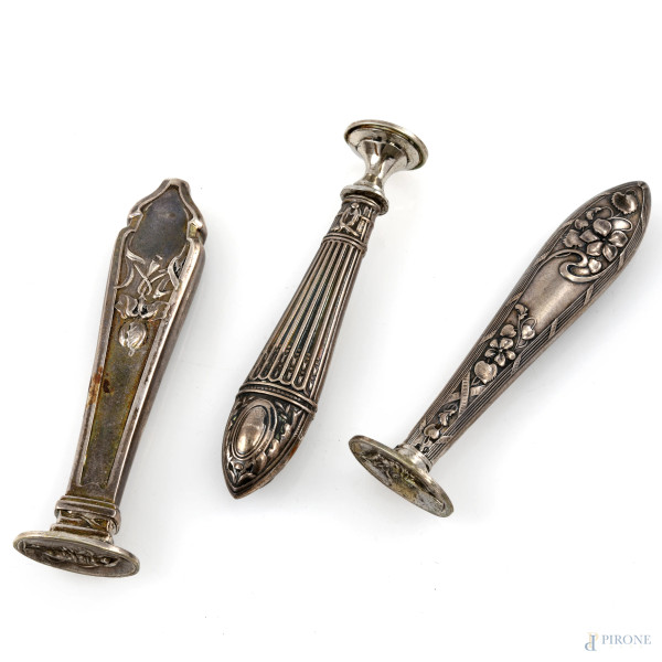 Lotto di 3 sigilli in argento, XX secolo, misure massime cm 10, peso complessivo gr 60