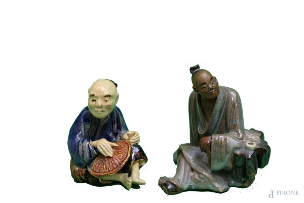 Figure, lotto di due sculture in ceramica smaltata, Cina XX sec, h. max 7,5 cm.