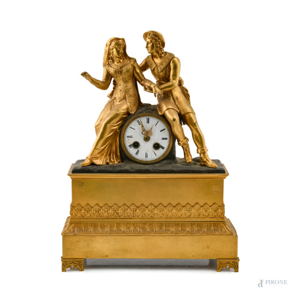Orologio da tavolo in bronzo dorato con elemento apicale raffigurante innamorati, XIX-XX secolo, cm 40,5x30x11, (segni di usura, difetti, da revisionare)