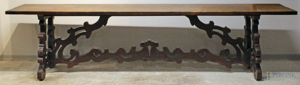 Tavolo fratino in noce, con piano rettangolare, gambe e traversa sagomate, cm h81x335x64, XIX secolo