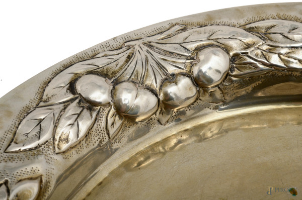 Lotto composto da un piatto grande e un piatto in argento 800/000, XX secolo, diametro massimo cm...