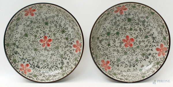 Coppia di piatti in maiolica a decoro floreale, marcati, diametro 21 cm.