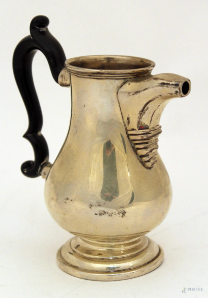 Caffettiera in argento con manico in ebano, H 17 cm, gr. 235.