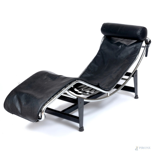 Chaise Longue con struttura in metallo tubolare cromato e seduta in similpelle nero, XX secolo, cm 80x155x55, (segni di usura, difetti, lacerazioni, consunzioni)