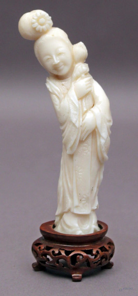 Fior di loto, scultura in corallo bianco, inizi XX sec., H 11,5 cm, (difetti).