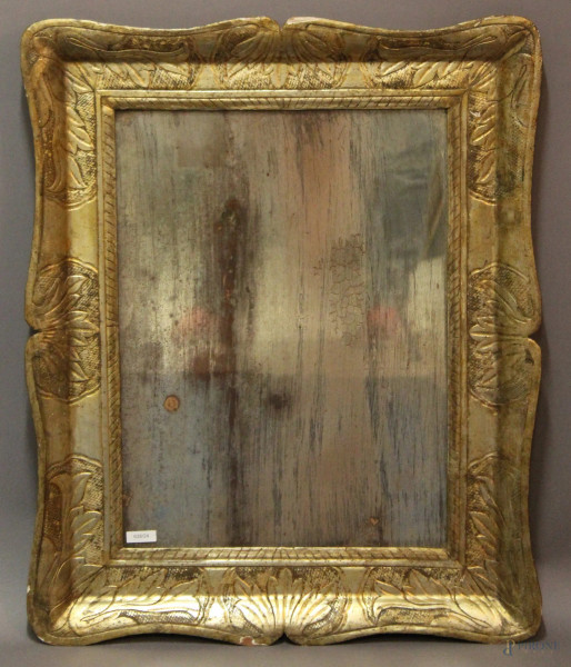 Cornice a guantiera in legno dorato a mecca con specchio a mercurio, ingombro 77 x 64 cm, specchio 61 x 46,5 cm, difetti.