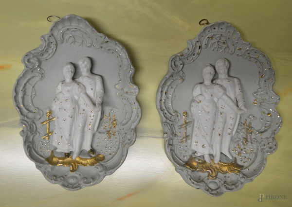 Lotto composto da due placche dell'800 in porcellana bisquit con figure a rilievo, cm 13x9,5.