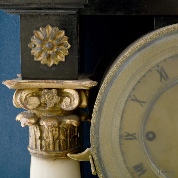 Pendola da camino a due colonne trabeate in alabastro con decorazione dipinta a villa viennese. Q...