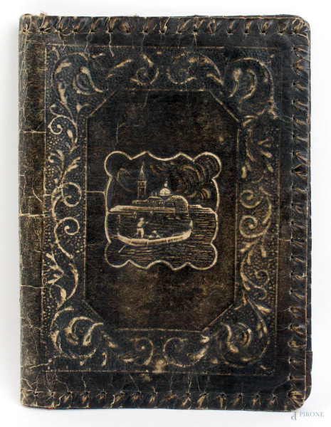 Porta documenti in pelle, decorato con tralci vegetali e veduta di Venezia entro riserva, cm. 23x17, (difetti).