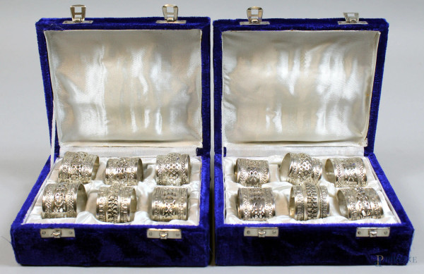 Lotto di 12 portatovaglioli in argento 925 sbalzato e traforato, forme e dimensioni differenti, XX secolo, gr. 450 entro custodie originali