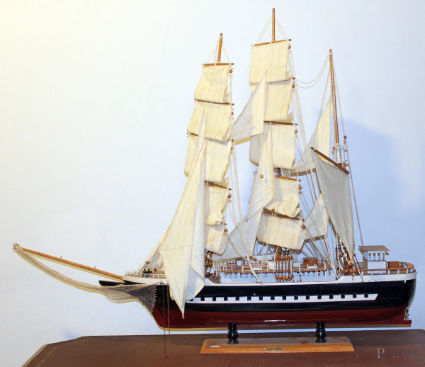 Modello di veliero in legno, lung. cm 130, h. cm 110.