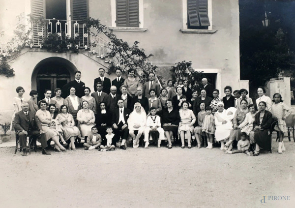 Augusto Corsini (XX sec.), Gruppo di famiglia, foto ai sali d’argento, anni 30, cm 23x17