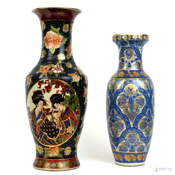 Lotto di due vasi in porcellana policroma, decoro centrale raffigurante coppia geishe e motivi floreali, alt. max cm 35,5, arte orientale, XX secolo.