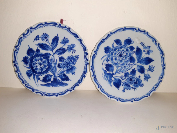 coppia piattini in porcellana a decoro floreale, marcati, diam. 11,5 cm.