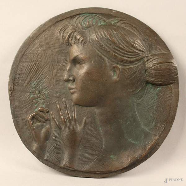Emilio Greco - Profilo di donna con fiore, tondo a bassorilievo in bronzo, diametro 26,5 cm.