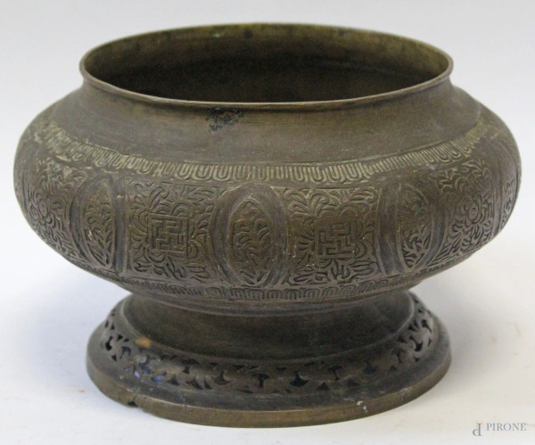 Vaso in bronzo cesellato di linea tonda, h.15, diam.24, arte orientale, XIX°sec.