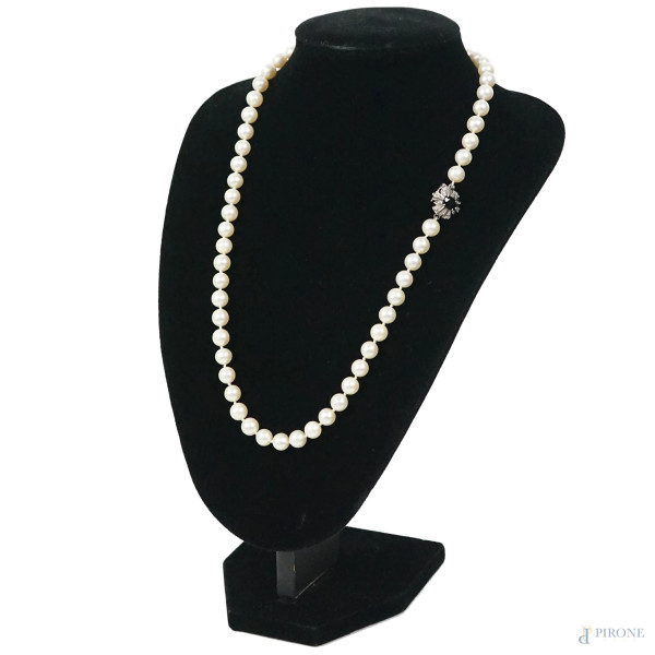 Collana di perle con chiusura in oro bianco 18 kt con zaffiro e schegge di diamante, lunghezza cm 58