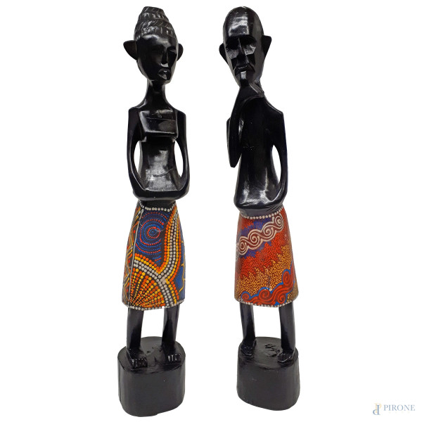 Arte africana, Coppia di figure tribali in legno scolpito ed ebanizzato con particolari finemente dipinti a mano, ciascuno altezza cm 50
