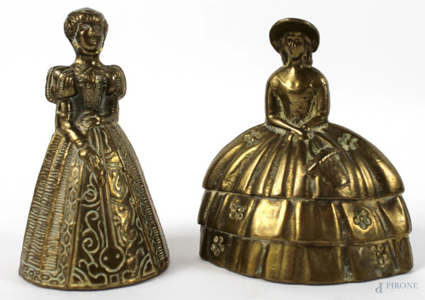Lotto di due campanelli in ottone raffiguranti dame, altezza max cm. 10,5, met&#224; XX secolo.