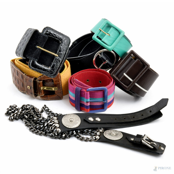 Lotto di sette cinture di vari colori e materiali (segni di usura)