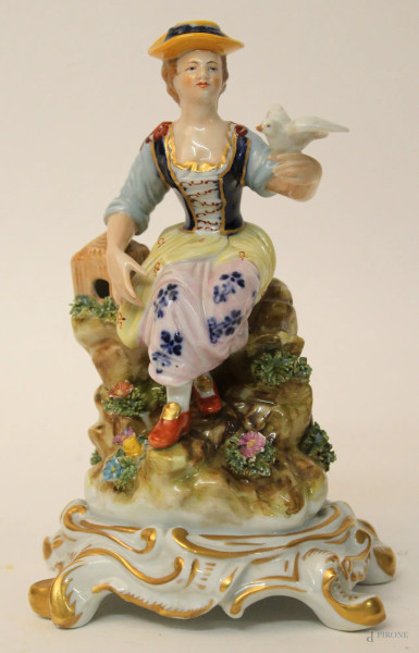 Donna con colomba, scultura in porcellana policroma marcata Sevres, H 19,5 cm.