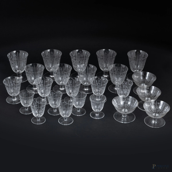 Lotto di coppette e bicchieri in cristallo Baccarat, XX secolo, altezza massima cm 11,5, (servizio incompleto, segni di usura, sbeccature)