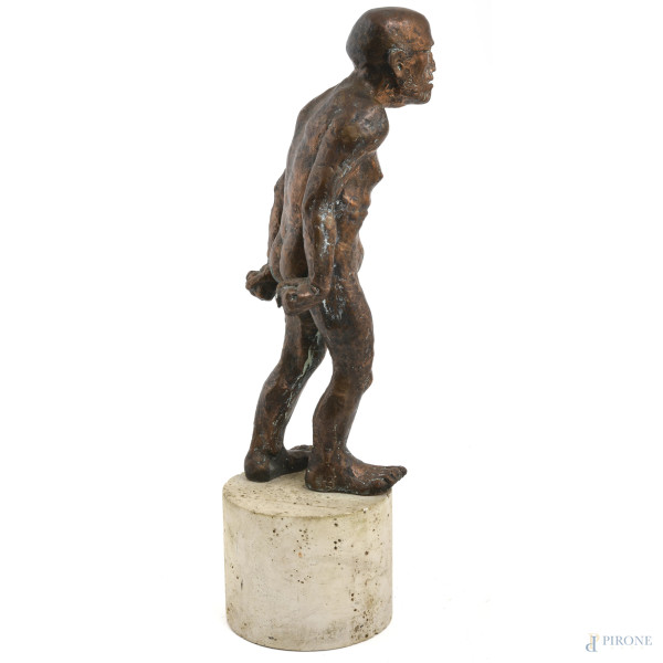 Scultura in bronzo su base in polvere di marmo raffigurante nudo virile, XX secolo, altezza cm 48...