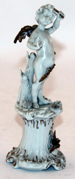 Putto alato, scultura in porcellana Capodimonte, h. 18 cm