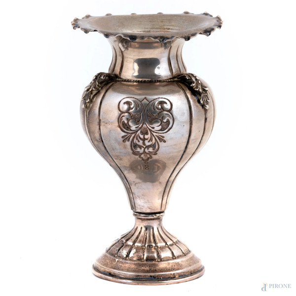 Vaso a tulipano in argento 800/000 finemente cesellato, altezza cm 16, peso gr 145