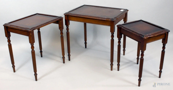 Lotto composto da tre tavolinetti in legno tinto a noce, mis. Max. altezza 54x53x42 cm.