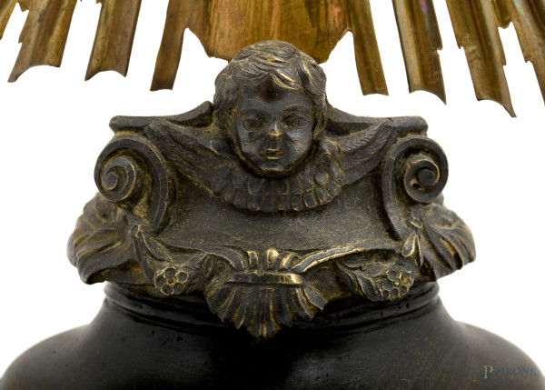 Reliquiario a raggiera con bassorilievo in stucco, XIX scolo, cm 39x27x15, (difetti).