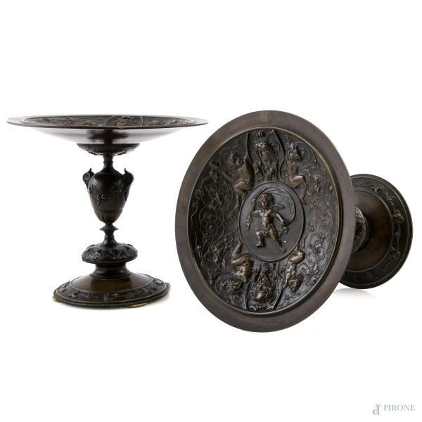 Lotto di 2 alzate in bronzo cesellato a rilievo con scene mitologiche, XX secolo, altezza massima cm 16, (segni di usura)