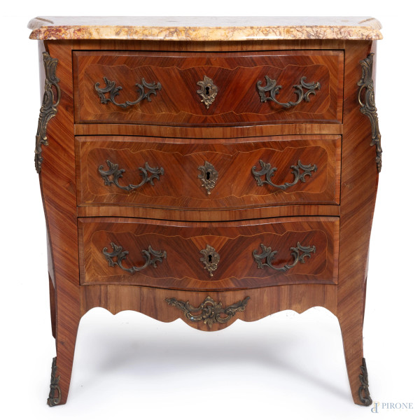 Comoncino in legno impiallacciato con fronte mosso a tre cassetti con inserti in bronzo e piano in marmo, XIX-XX secolo, cm 82x84x42,5, (segni di usura, difetti, scalfiture, sbeccature)