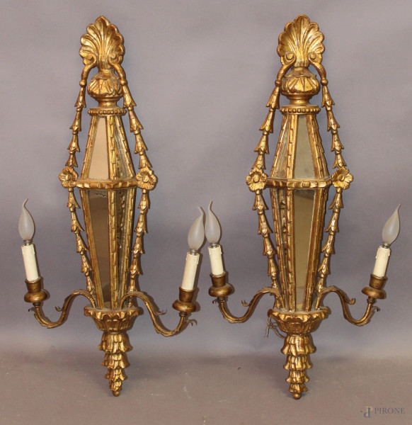 Coppia di appliques in legno intagliato e dorato a due luci con applicazioni a specchio, h. cm 86.