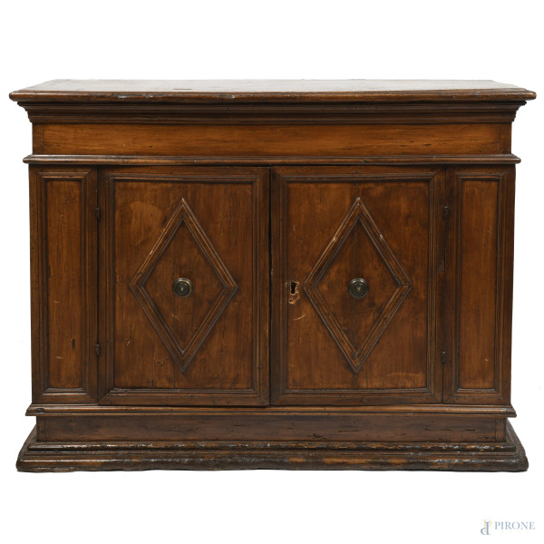 Credenza in noce a doppia anta modanata, XVIII secolo, cm 102x133,5x52, (segni di usura, scalfiture, difetti, rotture, graffi)