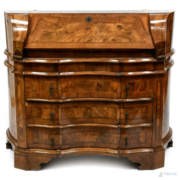 Ribalta Vecchia Verona impiallacciata in noce e radica di noce con fronte mosso con sportello a calatoia celante vano scrittoio, un cassettino e tre cassetti, XX secolo, cm 98x118x55, (Segni di usura, cadute di impiallacciatura, scalfiture, difetti, rotture)