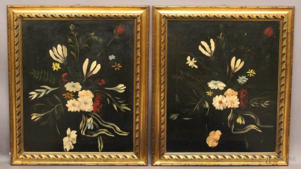 Coppia di nature morte raffiguranti fiori, olio su tela, cm 50 x 60, entro cornici dorata.