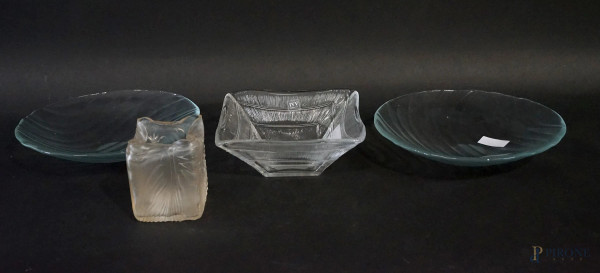 Lotto composto da da tre svuotatasche ed un vasetto in vetro, diam. max cm 21, XX secolo.