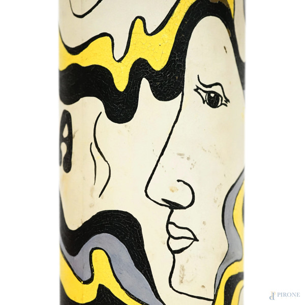 Lotto composto da 4 bottiglie in vetro decorate a tecnica mista ed 1 versatoio in ceramica smalta...