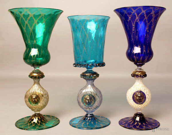 Lotto composto da tre bicchieri da collezione in vetro di Murano, colori diversi, particolari dorati, H 24 cm.