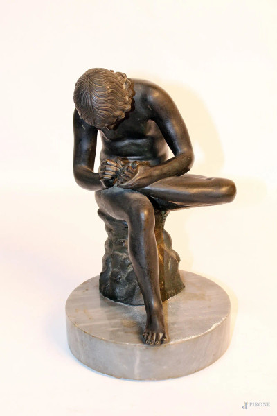 Lo spinario, scultura in bronzo, base in marmo, h 30 cm.