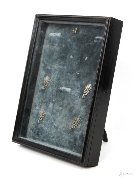 Espositore per gioielli da tavolo in legno laccato nero, perspex ed interno rivestito in velluto azzurro, cm h 5,5x31x24, XX secolo, (difetti).