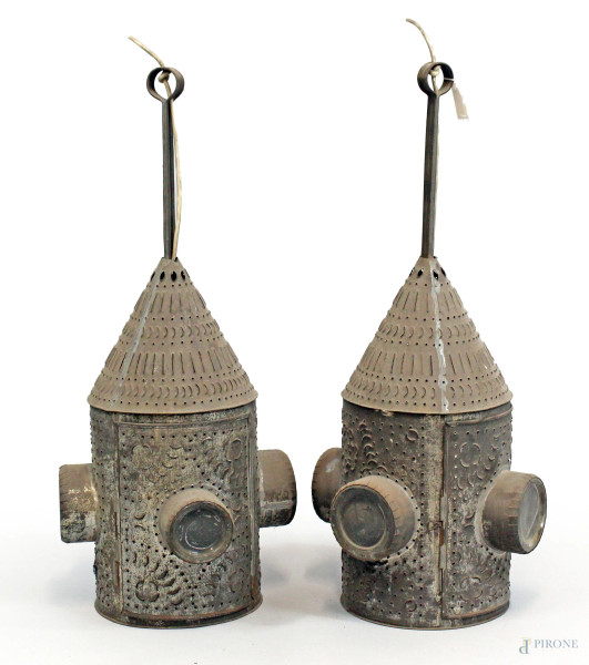 Coppia di lanterne montate a lampada  in metallo traforato,  alt. cm 64, XX secolo, (difetti, fili elettrici recisi).