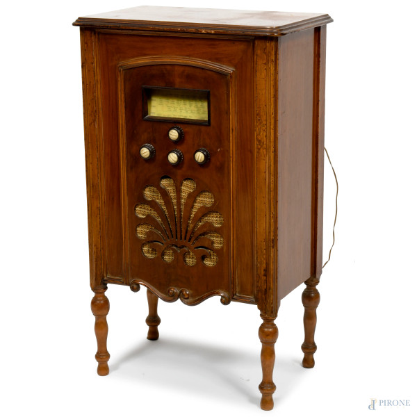 Mobile radio in noce con gambe scanalate, inizi del XX secolo, cm 90x49x33, (segni di usura, da revisionare funzionamento radio)
