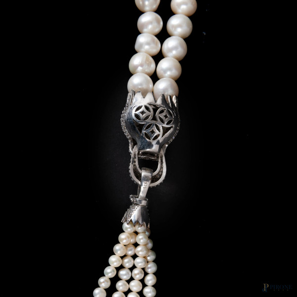 Collana di perle con ciondolo in argento a guisa di pantera in zirconi e pietre verdi, lunghezza ...