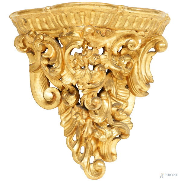 Mensola in legno intagliato e dorato con decori a motivi a volute e floreali, XIX-XX secolo, cm 47x46,5x26,5 (difetti)